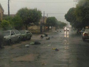 Lixo ficou espalhado pelas ruas de nova granada (Foto: Divulgação/ Arquivo Pessoal) Lixo ficou espalhado pelas ruas de nova granada (Foto: Divulgação/ Arquivo Pessoal)