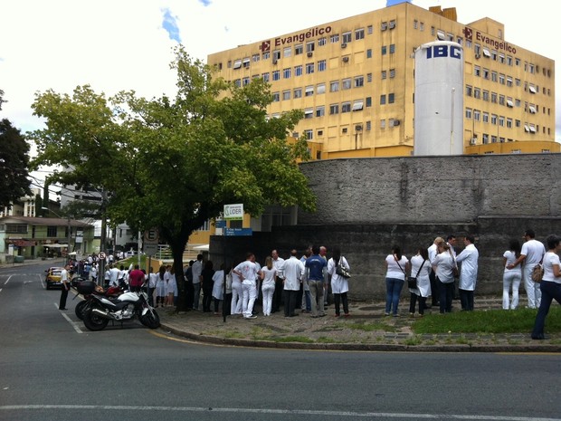 Funcionário se encontraram às 11h30 deste domingo (24) (Foto: Fernando Castro/ G1 PR)