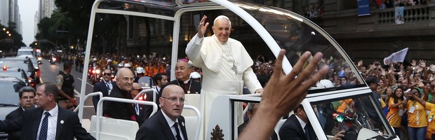 AO VIVO: após papamóvel, Papa pega helicóptero para encontrar autoridades (AO VIVO: após papamóvel, Papa pega helicpótero para encontrar autoridades (AO VIVO: após andar de papamóvel, Papa segue para encontro com autoridades (AO VIVO: após andar de papamóvel, Papa segue para encontro com autoridades (Victor R. Caivano/AP))))