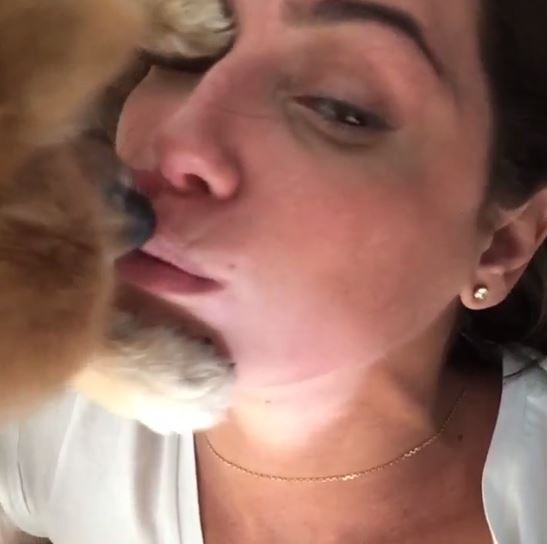 Deborah Secco ganhando beijo de cachorrinho (Foto: Instagram / Reprodução)