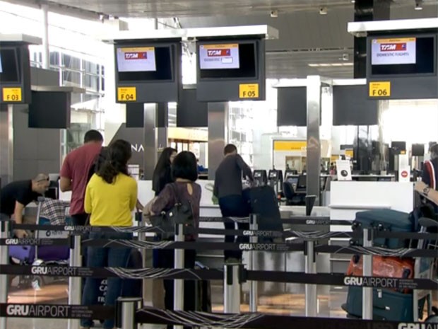 Numeração de check-in e de portões de embarque é alterada no Aeroporto de Cumbica, em Guarulhos (Foto: Reprodução TV Globo)