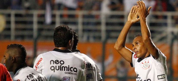 Liedson gol Corinthians (Foto: Gustavo Tilio / Globoesporte.com)