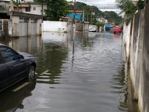 Rua Professor Celestino Bourroul na Zona Noroeste de Santos ficou alagada  (Foto: G1)