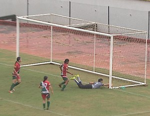 Suelane tenta evitar gol do Genus em lance polêmico no Florestão (Foto: Reprodução/TV Acre)
