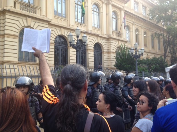 Professores montam cordão em frente aos policiais que bloqueiam acesso ao prédio da secretaria (Foto: Roney Domingos/G1)