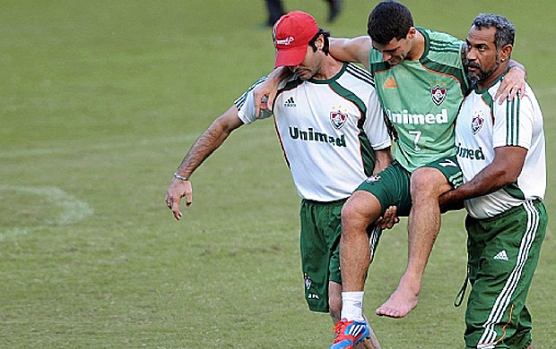 Thiago Neves com dores no pé esquerdo e sai carregado  (Foto: Dhavid Normando / Photocamera)