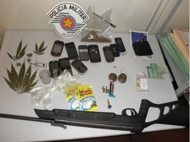 Policiais apreenderam droga, dinheiro, arma, munição e celulares. (Foto: Divulgação/ Polícia Militar de Mairinque)