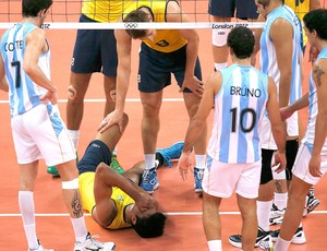 Leandro Visotto caído na partida de vôlei do Brasil contra a Argentina (Foto: Reuters)