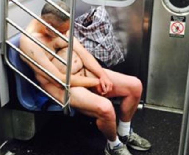 Homem foi flagrado nu em trem no metrô de Nova York (Foto: Reprodução/Twitter/Peter Davis )