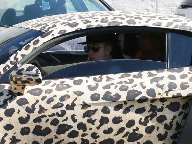 X17 - Justin Bieber dirige acompanhado da modelo Yovanna Ventura em Los Angeles, nos Estados Unidos (Foto: X17online/ Agência)