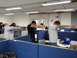 Funcionários se exercitam antes de começar o trabalho. (Foto: Pricila Campos/Arquivo Pessoal)