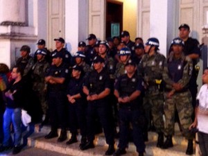 Guarda Municipal bloqueia a porta da Prefeitura de Natal, para impedir a invasão por manifestantes da #RevoltadoBusão (Foto: Felipe Gibson/G1)