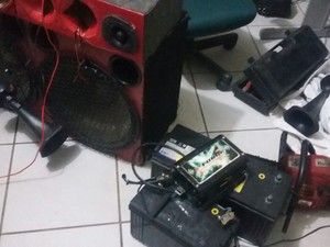 Vários objetos foram encontrados com os suspeitos na abordagem policial (Foto: Divulgação/Polícia Militar) Vários objetos foram encontrados com os suspeitos na abordagem policial (Foto: Divulgação/Polícia Militar)