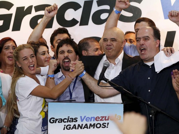 Lilian Tintori, mulher de líder de oposição preso Leopoldo López, comemora vitória ao lado de candidatos da oposição na eleição da Venezuela (Foto: REUTERS/Carlos Garcia Rawlins)