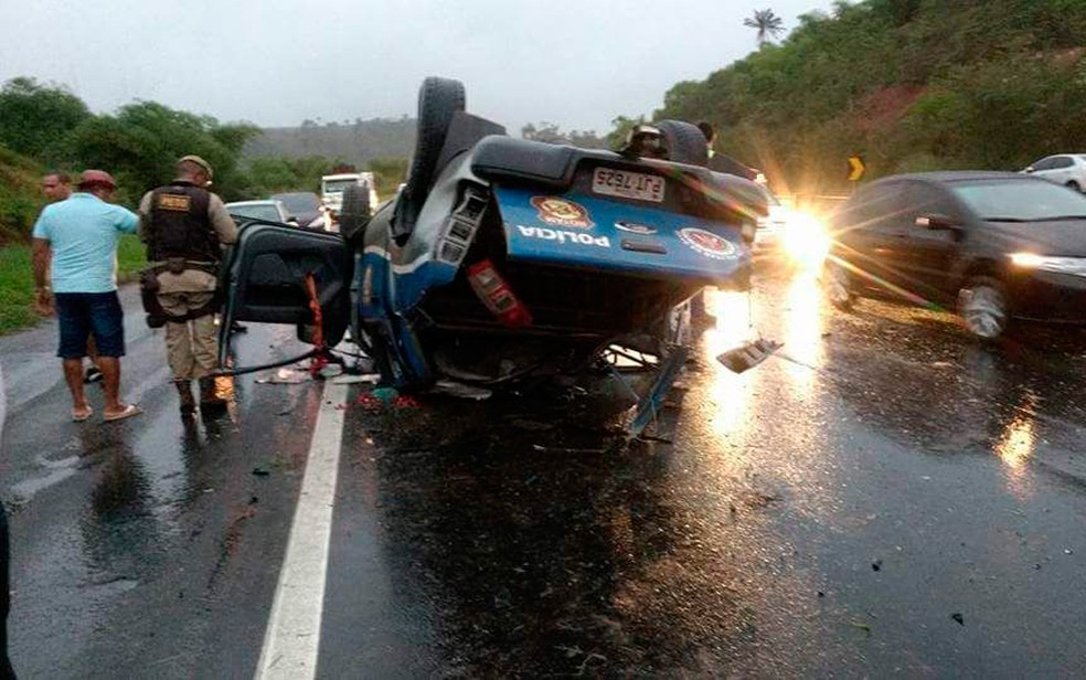 Viatura capota e cinco policiais militares ficam feridos na Bahia (Foto: Fábio Santos/Site Voz da Bahia)