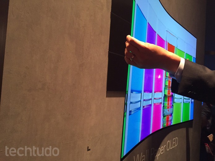 Tela papel de parede é destaque da LG na IFA 2015 (Foto: Laura Martins/TechTudo)