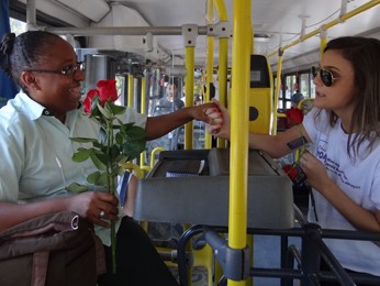 Cobradora Maeli Leite recebeu uma rosa e ficou surpresa (Foto: Moema França / G1)