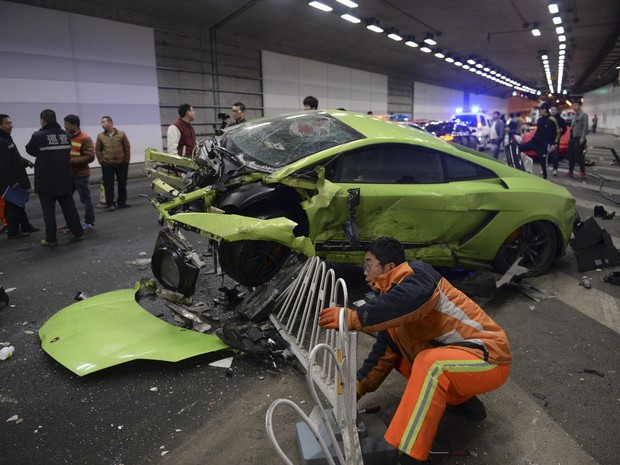 Lamborghini destruído em acidente com Ferrari em um túnel de Pequim, neste domingo (12) (Foto: REUTERS/Stringer)