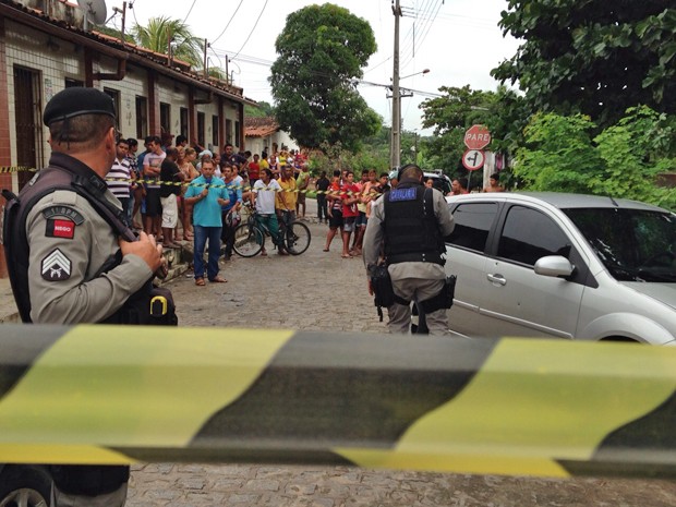 G1 Homem é encontrado morto a tiros dentro de carro em João Pessoa