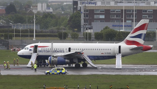 Avião após pouso de emergência nesta sexta-feira (24) em Heathrow (Foto: AP)