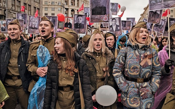 Todos os anos, jovens participam da parada de 9 de maio, dia da vitória sobre os nazistas, na Segunda Guerra Mundial (Foto: Yuri Kozyrev / NOOR)