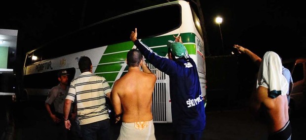 Torcida do Palmeiras na volta do time (Foto: Marcos Ribolli / Globoesporte.com)