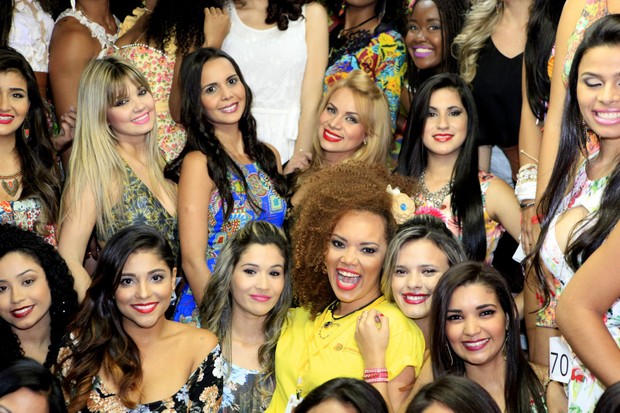 Lucinha Nobre (de amarelo) com as candidatas ao Beleza Nordestina 2015 (Foto: Isac Luz/EGO)