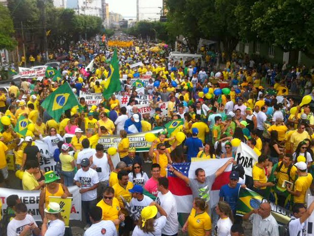 Manifestantes lotam Avenida Eduardo Ribeiro no Centro de Manaus (Foto: Marcos Dantas/G1 AM) Manifestantes lotam Avenida Eduardo Ribeiro no Centro de Manaus (Foto: Marcos Dantas/G1 AM)