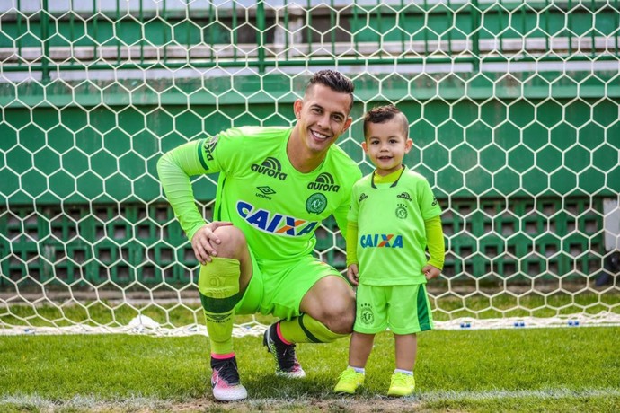 Danilo, goleiro da Chapecoense, com o filho Lorenzo (Foto: Reprodução)