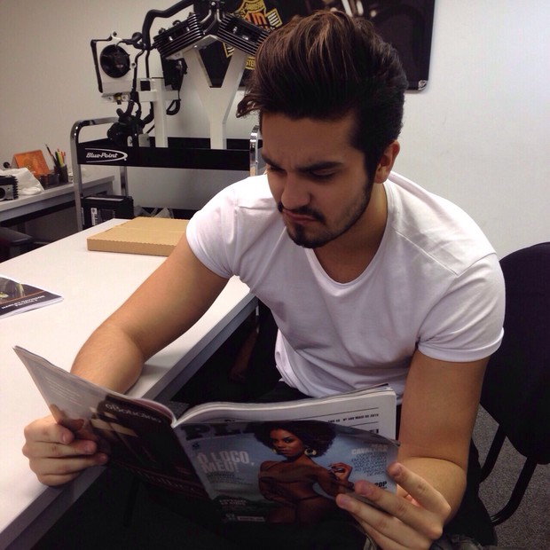 Luan Santana confere Playboy de Ivi Pizzott (Foto: Divulgação / MF Models Assessoria )