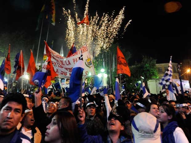 Fogos de artifício festejam vitória de Evo Morales na Bolívia. (Foto: Jorge Bernal / AFP Photo)