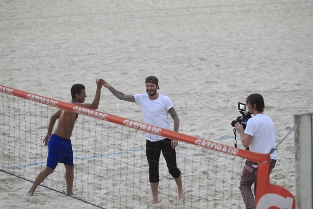 David Beckham joga futevôlei na praia (Foto: André Freitas e Delson Silva / AgNews)