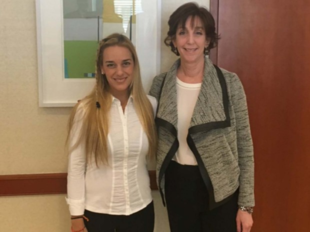 A subsecretária de Estado americana para a América Latina, Roberta Jacobson, se reúne com Lilian Tintori, espoda do líder opositor venezuelano Leopoldo López em Washington (Foto: Reprodução/ Twitter/ Roberta Jacobson)