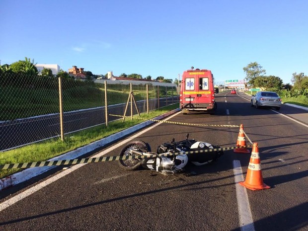 Homem morre atropelado por moto na BR-491, em São Sebastião do Paraíso (MG) (Foto: Corpo de Bombeiros) Homem morre atropelado por moto na BR-491, em São Sebastião do Paraíso (MG) (Foto: Corpo de Bombeiros)