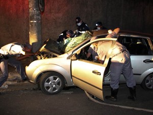 Carro ficou destruído com o impacto da batida em São Carlos (Foto: Maurício Duch)
