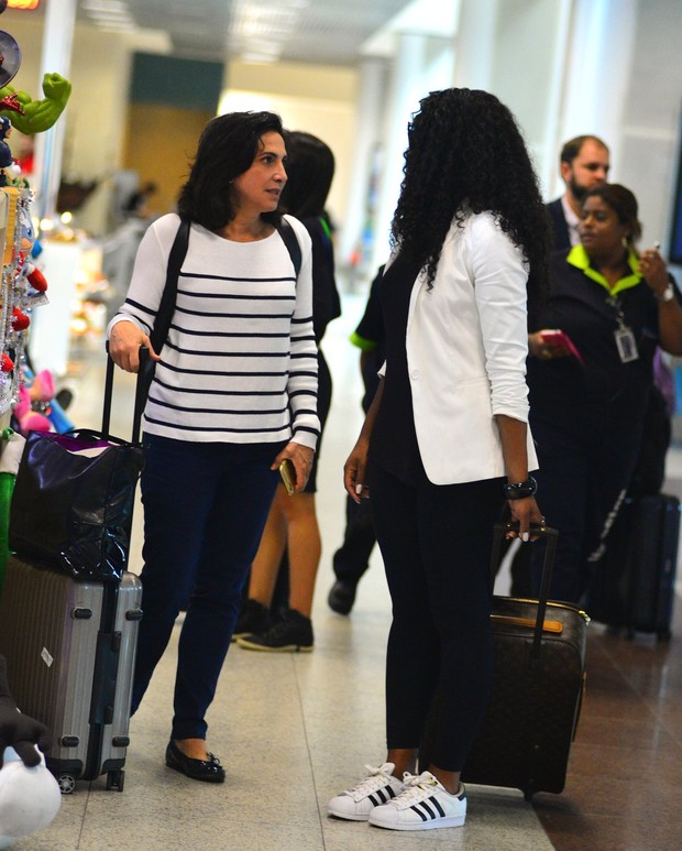 Totia Meireles e Cris Vianna conversam em aeroporto (Foto: William Oda/agnews)