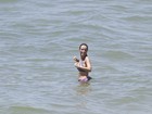 Juliana Didone se refresca no mar após corrida