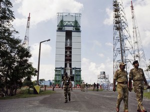 Funcionários andam perto do Veículo de Lançamento de Satélite Polar (PSLV – C25) no Centro Espacial Satish Dhawan em Sriharikota, no sul da Índia. Esta é a primeira missão da Índia rumo ao planeta Marte. (Foto: AP Photo/Arun Sankar K.)