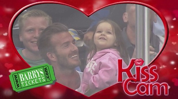David Beckham e a filha na Kiss Cam (Foto: Reprodução)