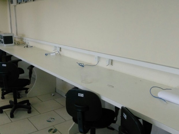 Computadores foram levados de sala de informática em Guaramirim (Foto: Suelen Ploazai/Divulgação)