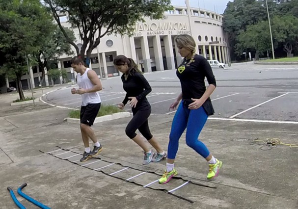 Alunas treinam Hiit em frente ao estádio Pacaembu, em São Paulo (Foto: Divulgação)