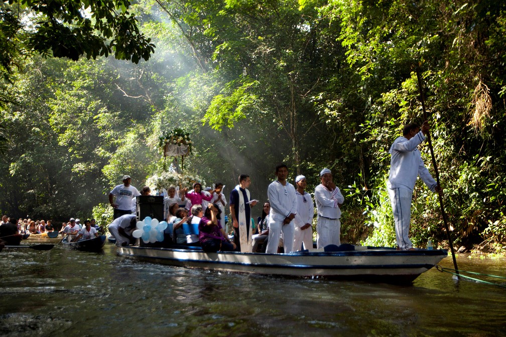 Peregrinos católicos durante uma viagem de barco em Santa Izabel do Pará, no Pará, em 2012. — Foto: Paulo Santos/Arquivo/Reuters