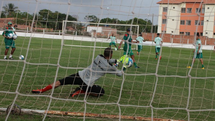 Goleiro Dida será volta a titularidade no jogo contra o Coruripe, pela Copa do Nordeste (Foto: Biné Morais / O Estado)