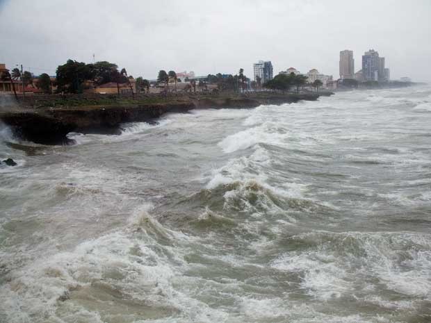 Ventos fortes e ondas golpeiam a costa de Santo Domingo, na República Dominicana (Foto: Tatiana Fernandez / AP Photo)