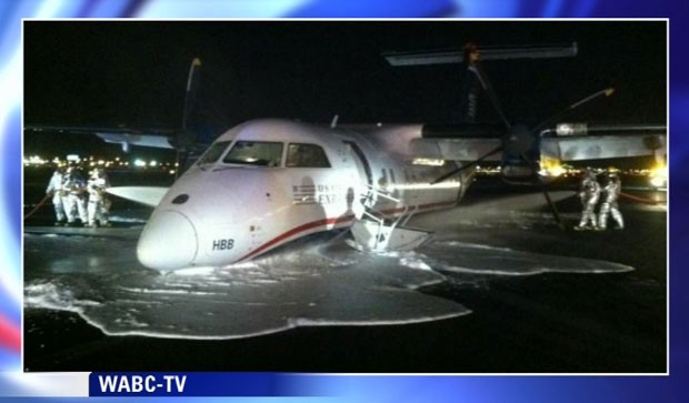 Aeronave pousou de barriga na madrugada deste sábado (18) no aeroporto de Newark, nos Estados Unidos. Ninguém ficou ferido (Foto: WABC TV/AP)