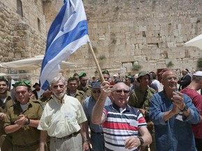 Grupo de judeus dança após cerimônia de Bar eMitzvah ser realizada nesta segunda-feira (2) no Muro das Lamentações, em Jerusalém (Foto: MENAHEM KAHANA / AFP) Grupo de judeus dança após cerimônia de Bar eMitzvah ser realizada nesta segunda-feira (2) no Muro das Lamentações, em Jerusalém (Foto: MENAHEM KAHANA / AFP)