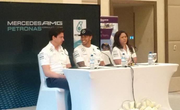 Lewis Hamilton ao lado de Toto Wolff na manhã de segunda-feira, um dia após piloto conquistar título em Abu Dhabi (Foto: Reprodução/Twitter)