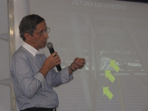 Engenheiro Sebastião Andrade mostra pontos comprometidos na estrutura metálica do Engenhão (Foto: Alba Valéria Mendonça/ G1)