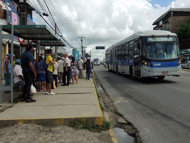 Os veículos BRT saem do TI de Camaragibe e passam pela principal via da cidade, mas não encontram um local apropriado para a parada (Foto: Marina Barbosa/G1)