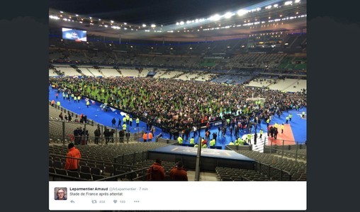 Foto postada no Twitter mostra gramado do Stade de France ocupado por parte do público após explosão